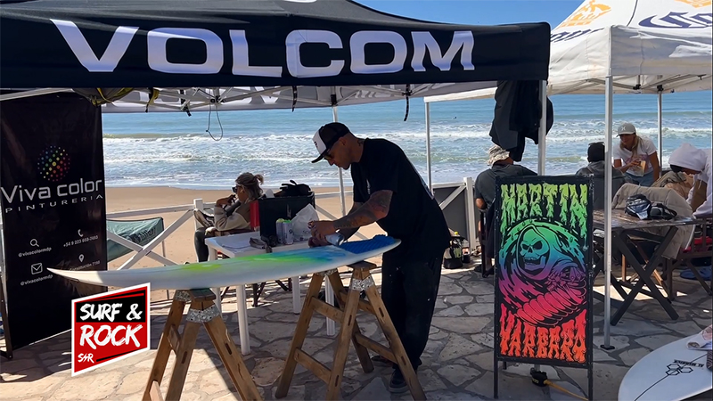 Arte con Martín Varbaro pintando una tabla de surf en el VOLCOM PRO 2024 by SURF & ROCK TV 