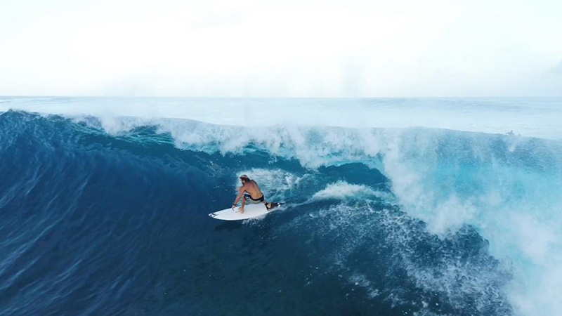 Tomy López Moreno surfeando en Hawaii