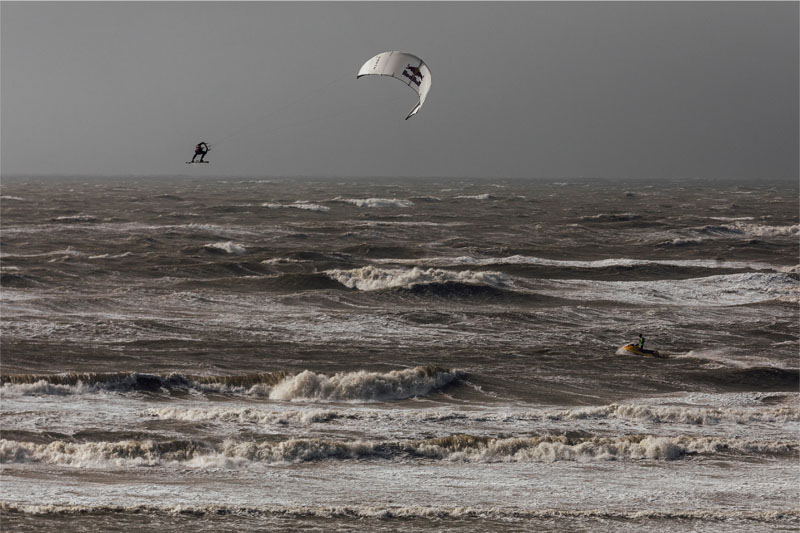 Red Bull Megaloop: los kitesurfistas desafiaron la tormenta Amy en el Mar del Norte