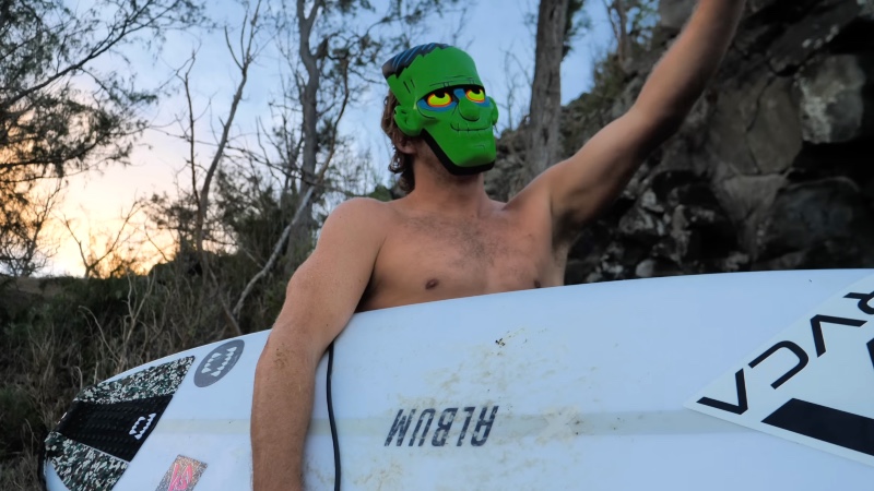Surfeando en Halloween con Clay Marzo