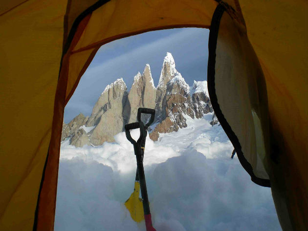 Cerro torre desde dentro de la carpa - circo de los altares
