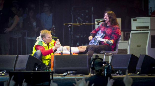 Grohl-Broken-Leg
