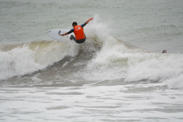 Santiago Aguerre Surfeando 1