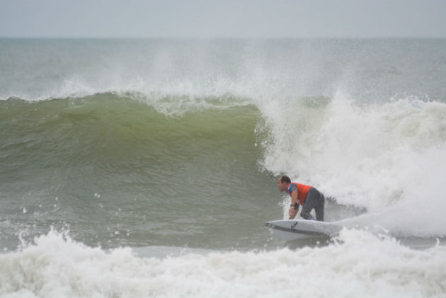 Santiago Aguerre Surfeando
