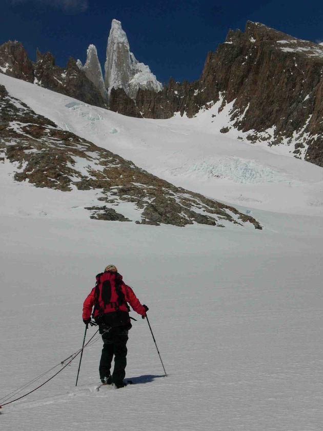 caminando con la atenta mirada del cerro torre rumbo al circo de los altares - campo de hielos sur