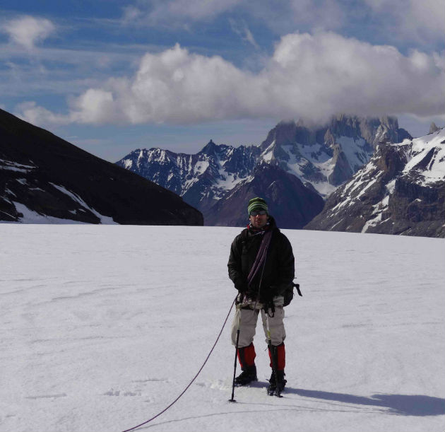 entrando al hielo despues de subir por el glaciar Marconi