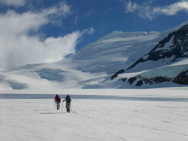 hacia la cumbre del gorra blanca
