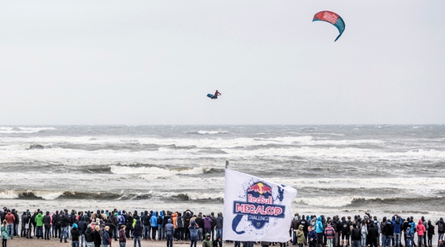 Lasse Walker performs during the Red Bull Megaloop Challenge in Zandvoort, The Netherlands on June 2nd, 2015 // Ydwer van der Heide / Red Bull Content Pool // P-20150603-03663 // Usage for editorial use only // Please go to www.redbullcontentpool.com for further information. //