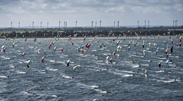 red-bull-coast-2-coast-2015-kiteboarding-marathon-race-competitors-in-action