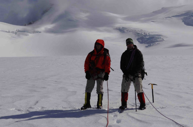 subiendo al gorra blanca